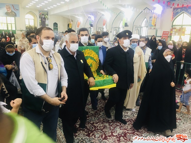 استقبال از پرچم مطهر  و خادمان حرم رضوی در گلزار شهدای بندرعباس +تصاویر