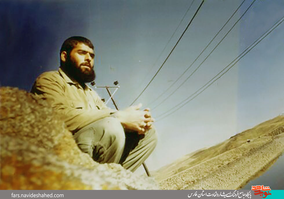 سرخی لباس سبز یک پاسدار سرخی لباس سبز یک پاسدار