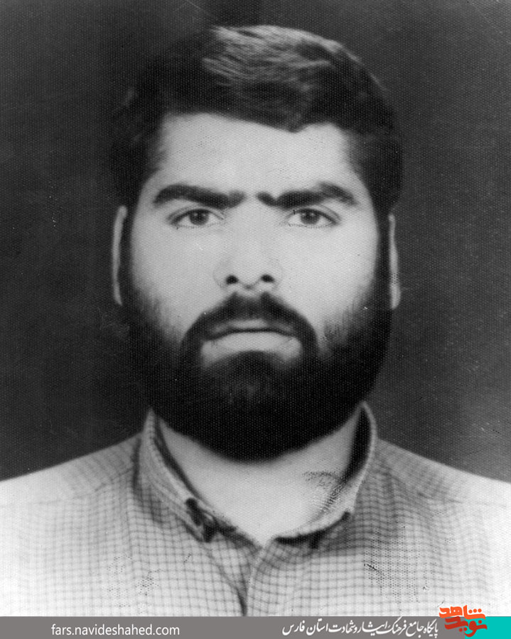 سرخی لباس سبز یک پاسدار سرخی لباس سبز یک پاسدار