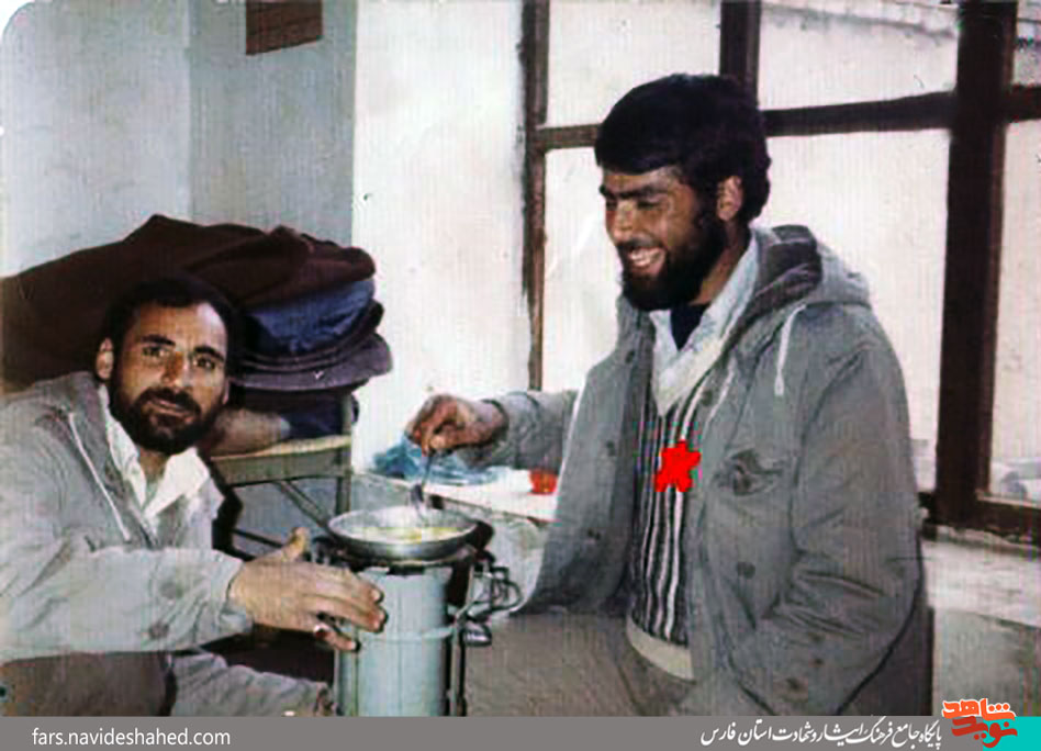 سرخی لباس سبز یک پاسدار سرخی لباس سبز یک پاسدار