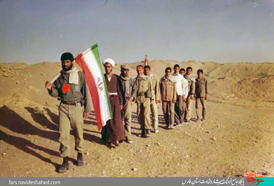 سرخی لباس سبز یک پاسدار سرخی لباس سبز یک پاسدار