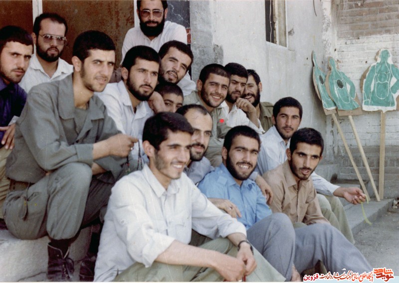 شهیدی که سنگ مزار شهدا را غباروبی میکرد! شهیدی که سنگ مزار شهدا را غباروبی میکرد!