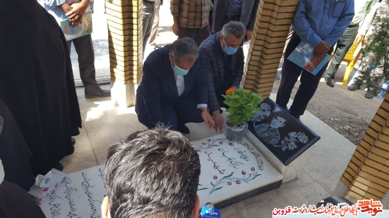 استاندار قزوین به مقام خلبان شهید 