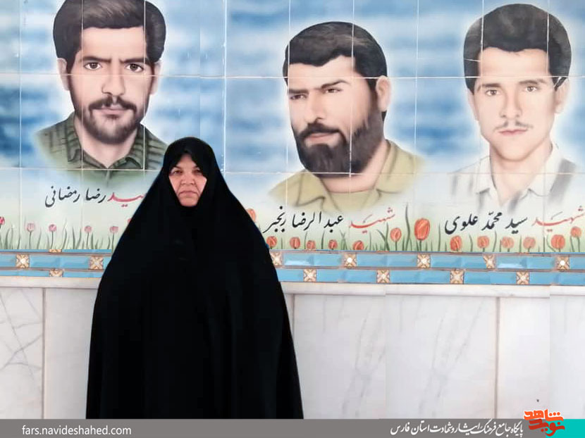 سرخی لباس سبز یک پاسدار سرخی لباس سبز یک پاسدار