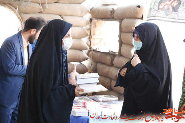 گزارش تصویری| تقدیر از نویسندگان و خبرنگاران حوزه ادبیات پایداری استان همدان