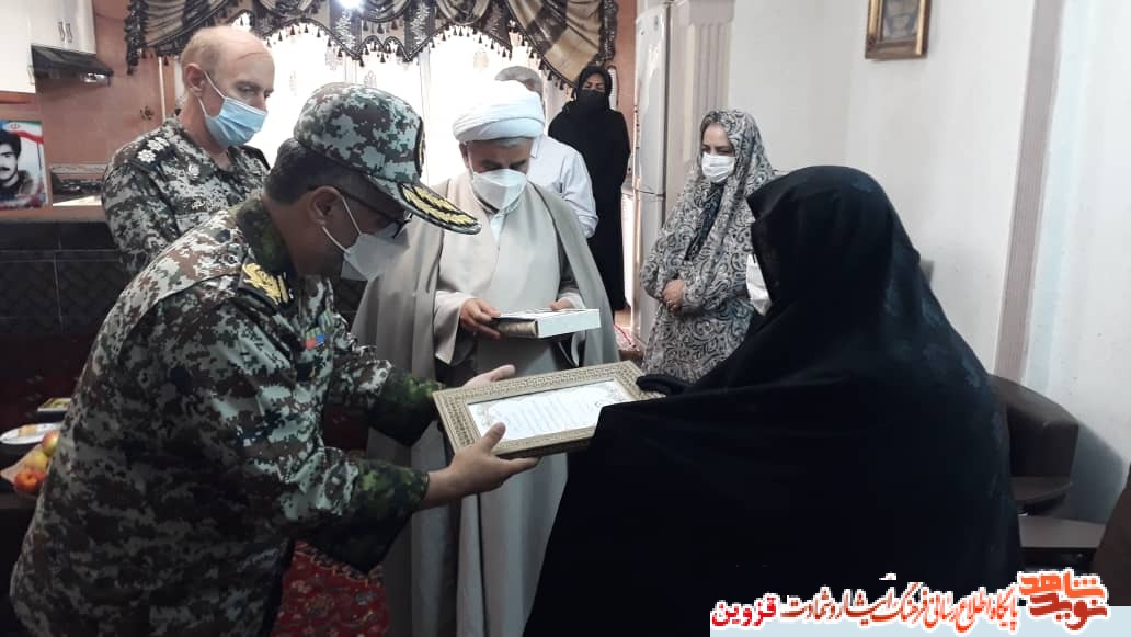 سرباز و وامدار خون شهدا هستیم سرباز و وامدار خون شهدا هستیم