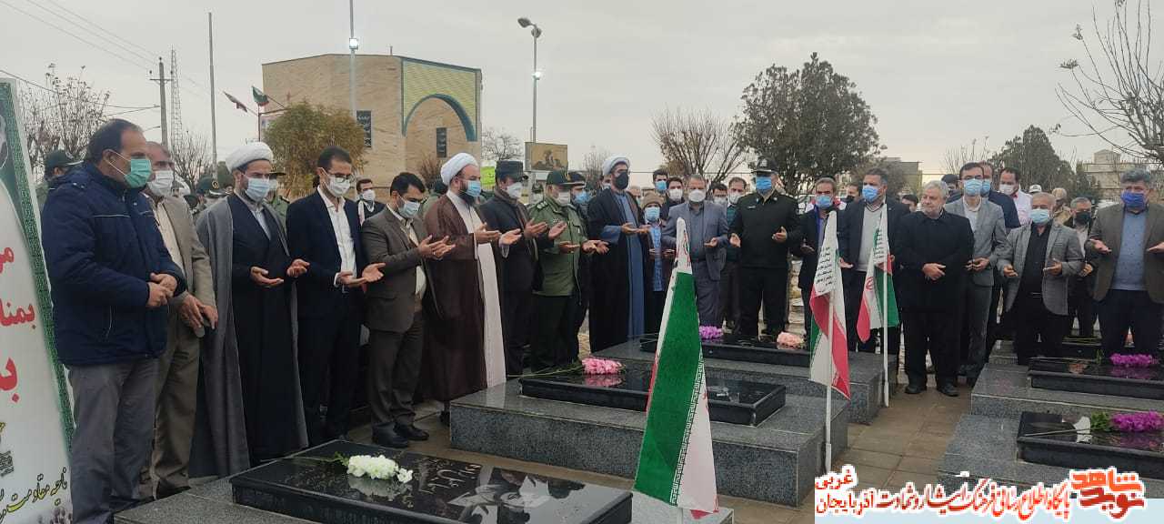 گزارش تصویری/ غبارروبی و عطرافشانی گلزار شهدای شهرستان پلدشت