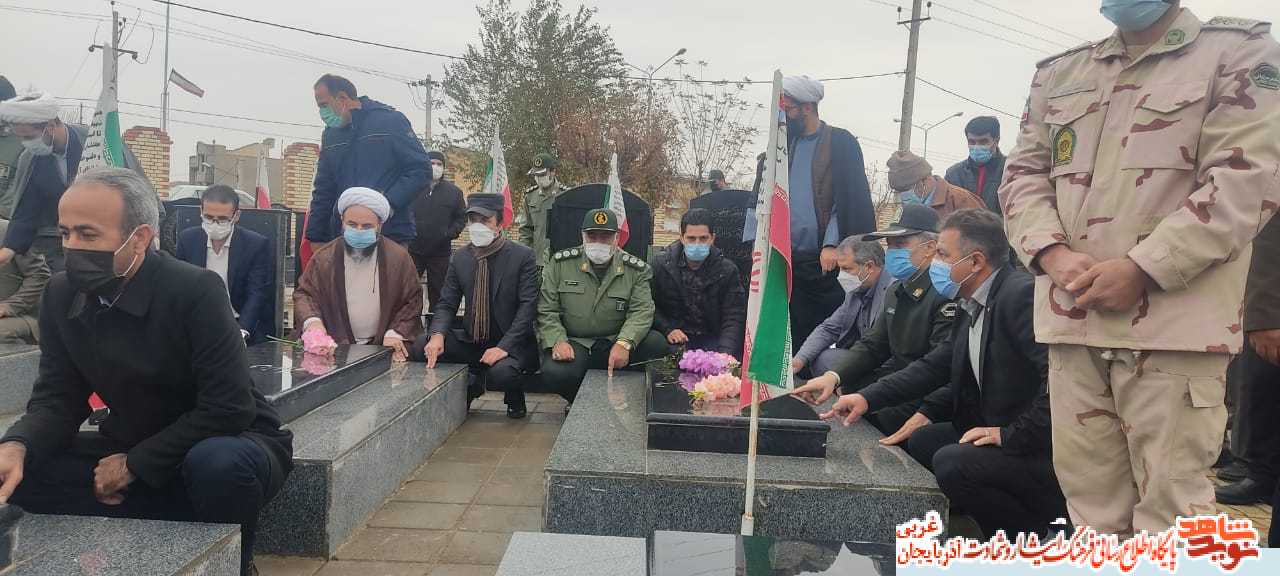 گزارش تصویری/ غبارروبی و عطرافشانی گلزار شهدای شهرستان پلدشت
