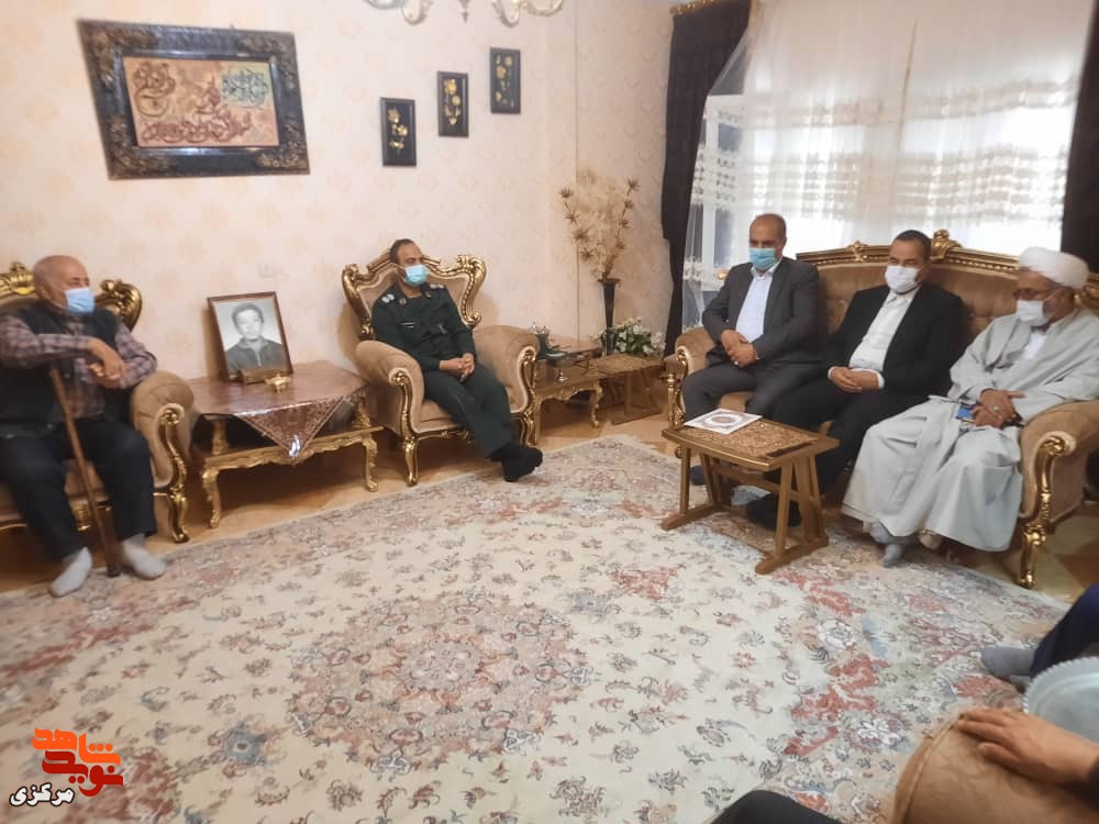 تکریم از خانواده شهدا فضیلت است تکریم از خانواده شهدا فضیلت است