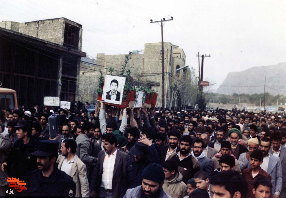 قلمتان اسلحه و میز شما سنگرتان باشد و با درس خواندن به ما در جبهه روحیه بدهید قلمتان اسلحه و میز شما سنگرتان باشد و با درس خواندن به ما در جبهه روحیه بدهید