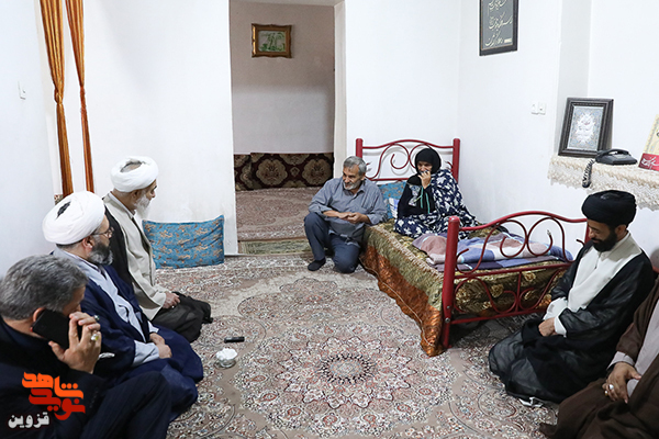 نماینده ولی‌فقیه دقزوین با خانواده شهید باب‌الله داودی دیدار کرد