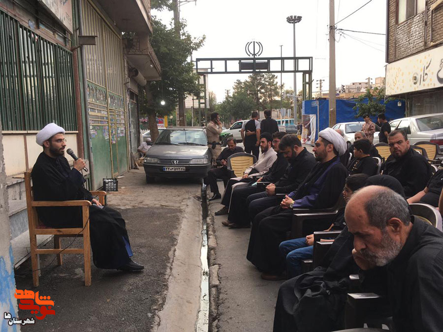 مراسم کوچه به کوچه با منازل شهدا در مقابل منزل شهید «محمد ارسطویی»