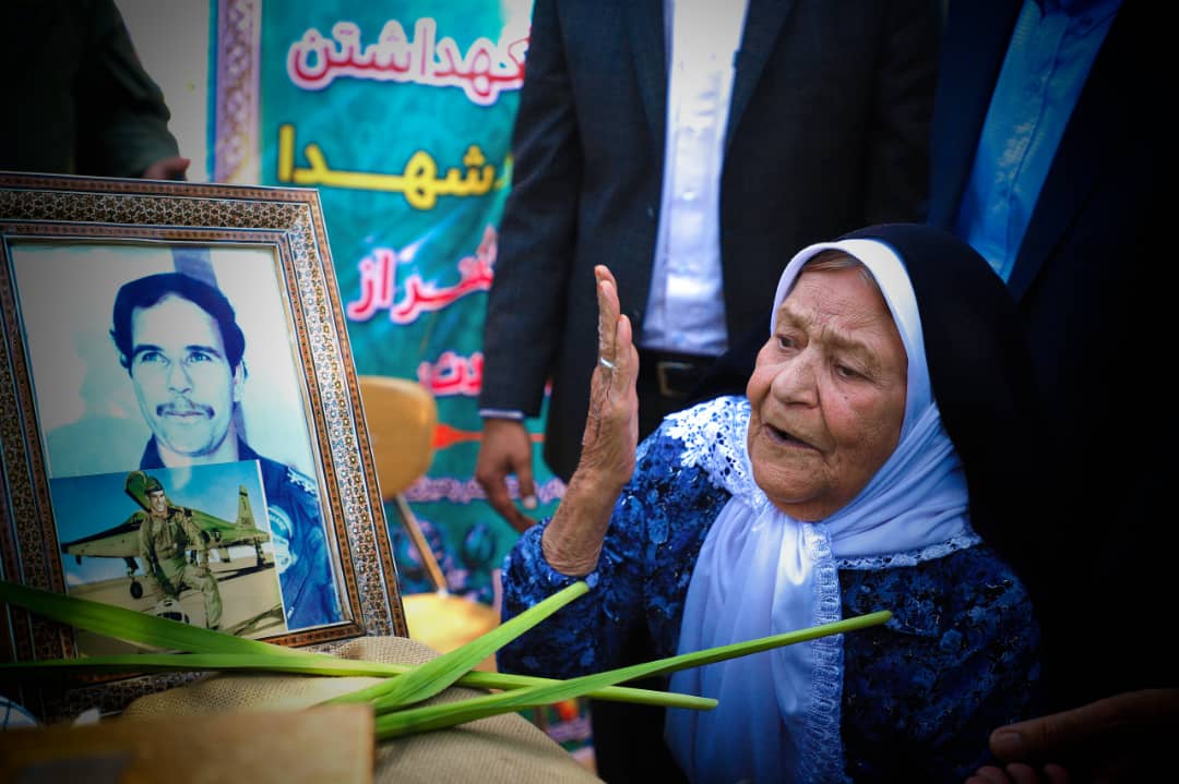 مادر خلبان شهید به فرزند شهیدش پیوست
