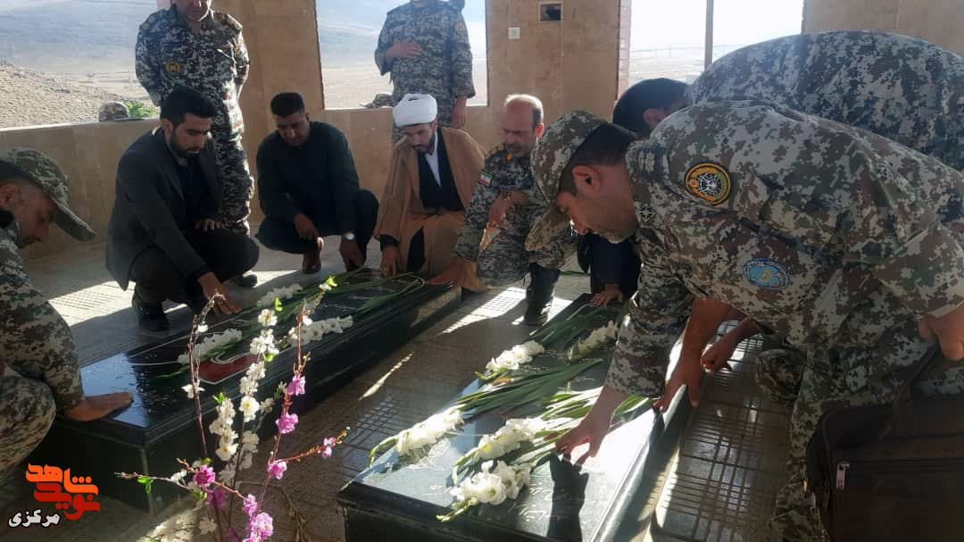 به مناسبت هفته پدافند هوایی مزار شهدای گمنام خنداب گلباران شد