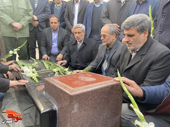گزارش تصویری| عطرافشانی گلزار شهدا به مناسبت دهه فجر گزارش تصویری| عطرافشانی گلزار شهدا به مناسبت دهه فجر