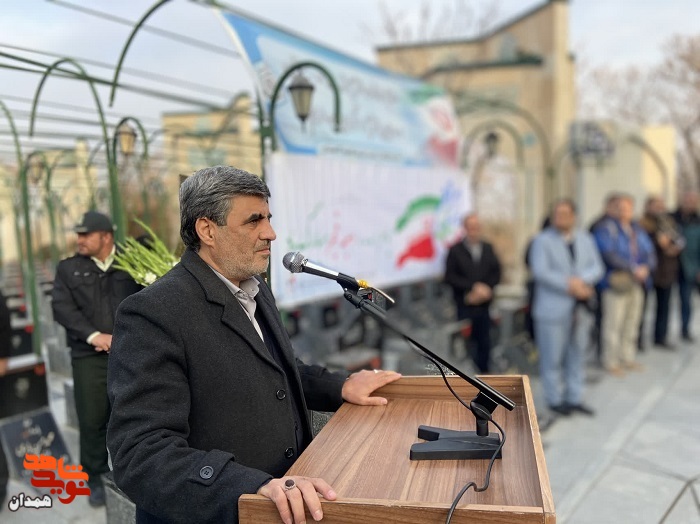 گزارش تصویری| عطرافشانی گلزار شهدا به مناسبت دهه فجر گزارش تصویری| عطرافشانی گلزار شهدا به مناسبت دهه فجر