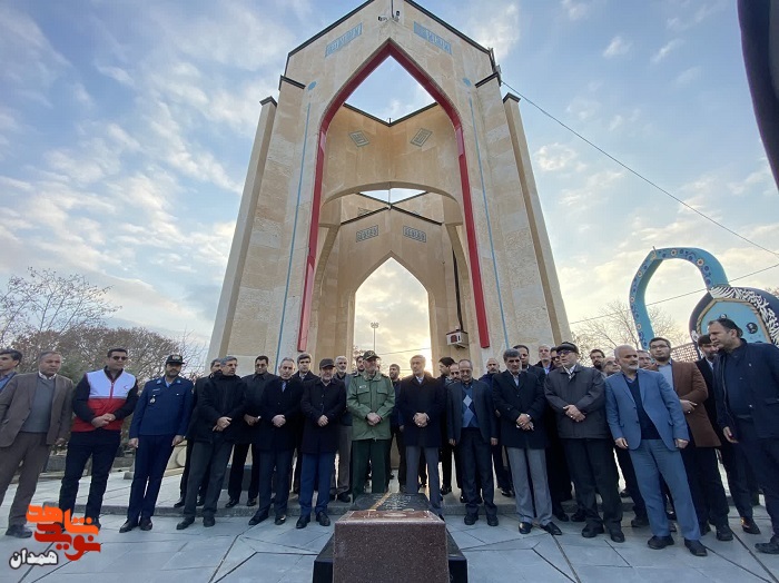 گزارش تصویری| عطرافشانی گلزار شهدا به مناسبت دهه فجر گزارش تصویری| عطرافشانی گلزار شهدا به مناسبت دهه فجر