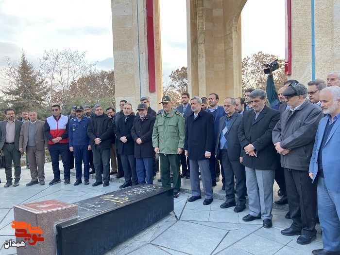 گزارش تصویری| عطرافشانی گلزار شهدا به مناسبت دهه فجر گزارش تصویری| عطرافشانی گلزار شهدا به مناسبت دهه فجر