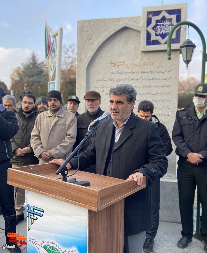 گزارش تصویری| عطرافشانی گلزار شهدا به مناسبت دهه فجر گزارش تصویری| عطرافشانی گلزار شهدا به مناسبت دهه فجر