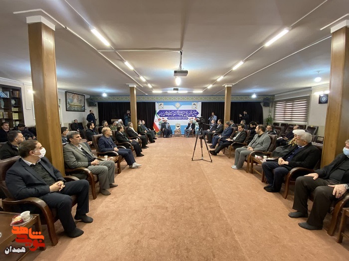 گزارش تصویری| عطرافشانی گلزار شهدا به مناسبت دهه فجر گزارش تصویری| عطرافشانی گلزار شهدا به مناسبت دهه فجر