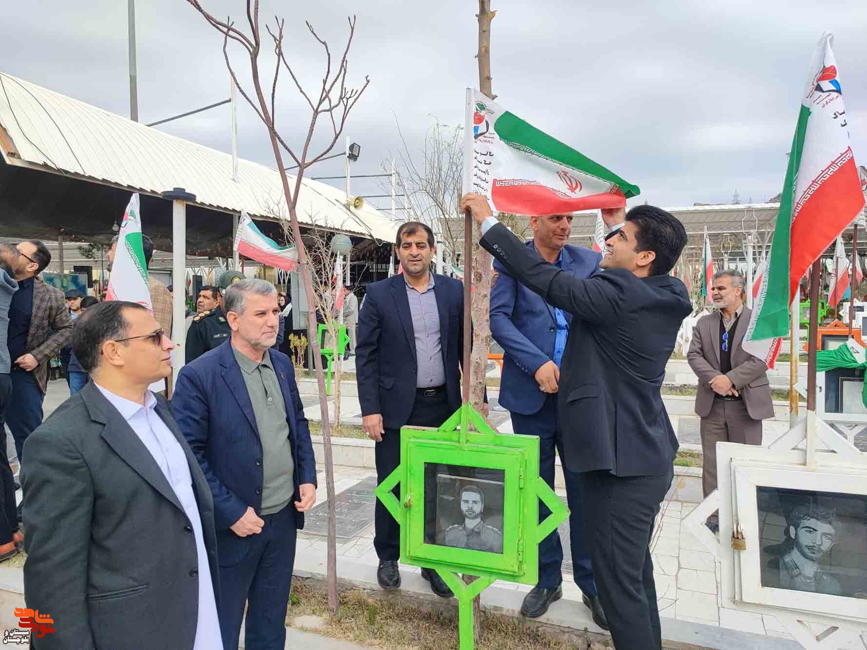 تعویض پرچم های مزار شهدای استان سیستان و بلوچستان در آستانه دهه فجر