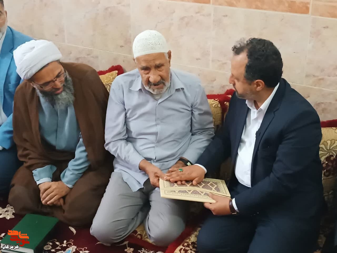 تجلیل وزیر اقتصاد از خانواده شهید «محمد بازماندگان قشمی»