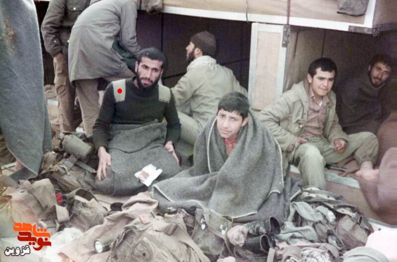 با یک جعبه شیرینی آمد! با یک جعبه شیرینی آمد!