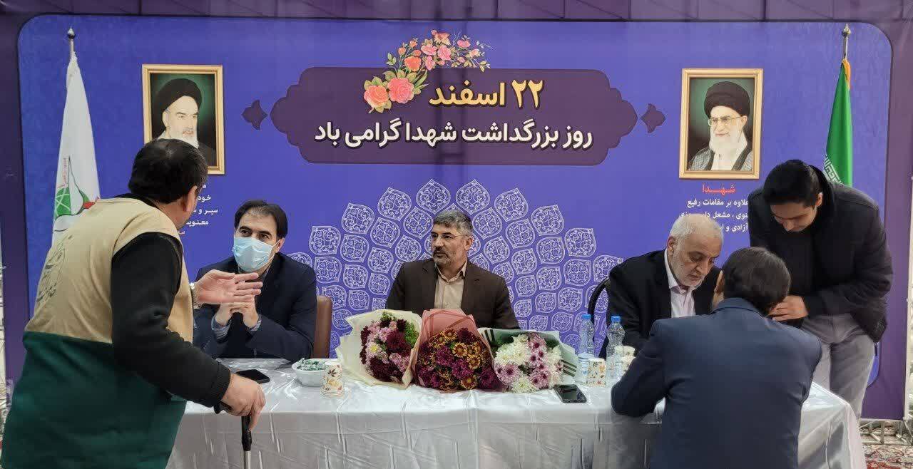 برپایی میز خدمت در آستانه روز بزرگداشت شهدا برپایی میز خدمت در آستانه روز بزرگداشت شهدا