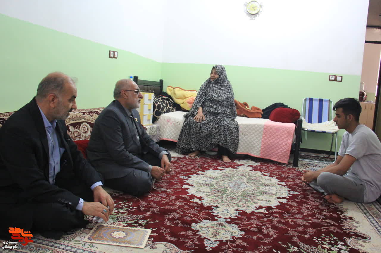 دیدار با خانواده شهدای کارگر در زاهدان
