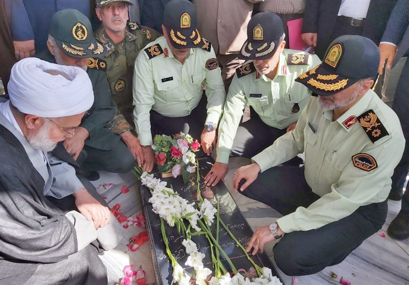 ادای احترام فرمانده کل انتظامی کشور به مقام شامخ شهدا در سنندج