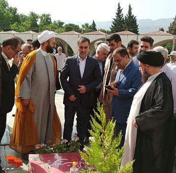 گزارش تصویری/ غبارروبی و عطرافشانی گلزار شهدای۳۲۵ آلاله بهشهر
