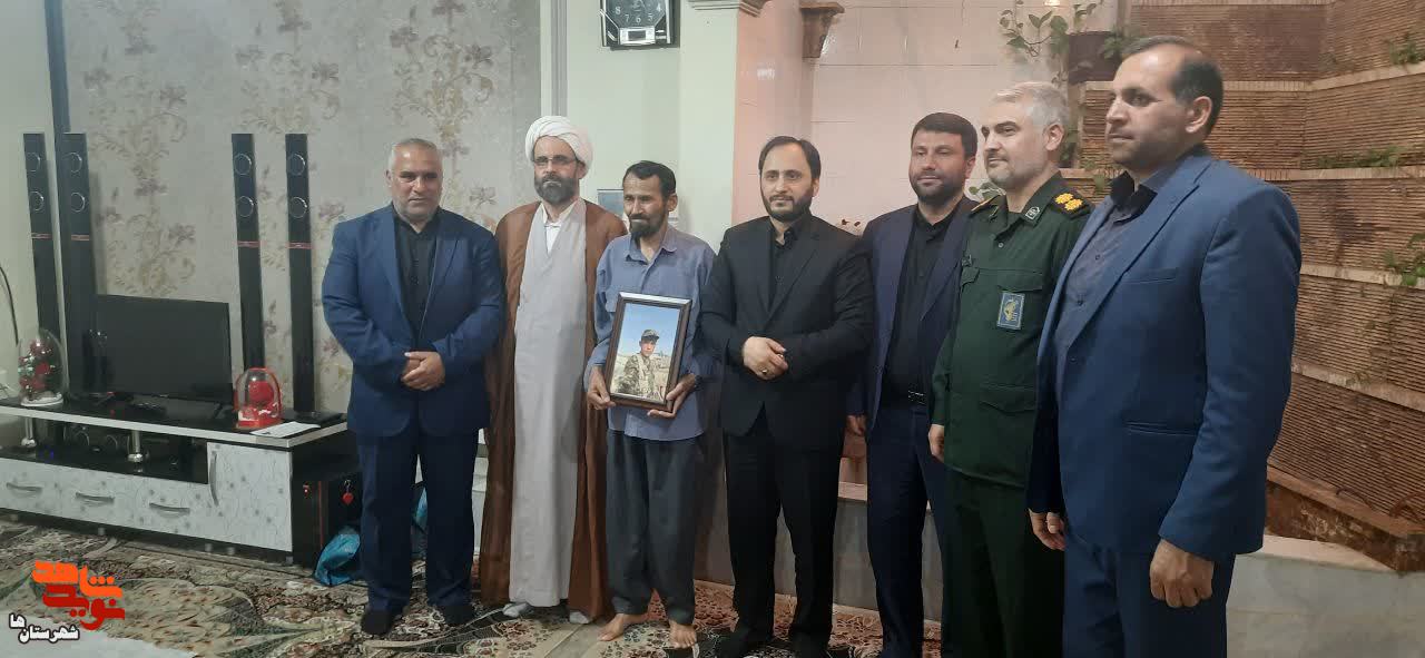 سخنگوی دولت با دو خانواده شهید مدافع حرم ورامین دیدار کرد