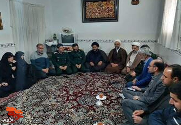 لحظه اعلام خبر شناسایی پیکر شهید «الیاس چگینی» بعد ۸ سال  به خانواده