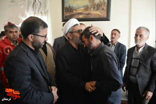 دیدار مدیرکل بنیادشهید لرستان با خانواده شهید «سیدعلی صالحی روزبهانی»