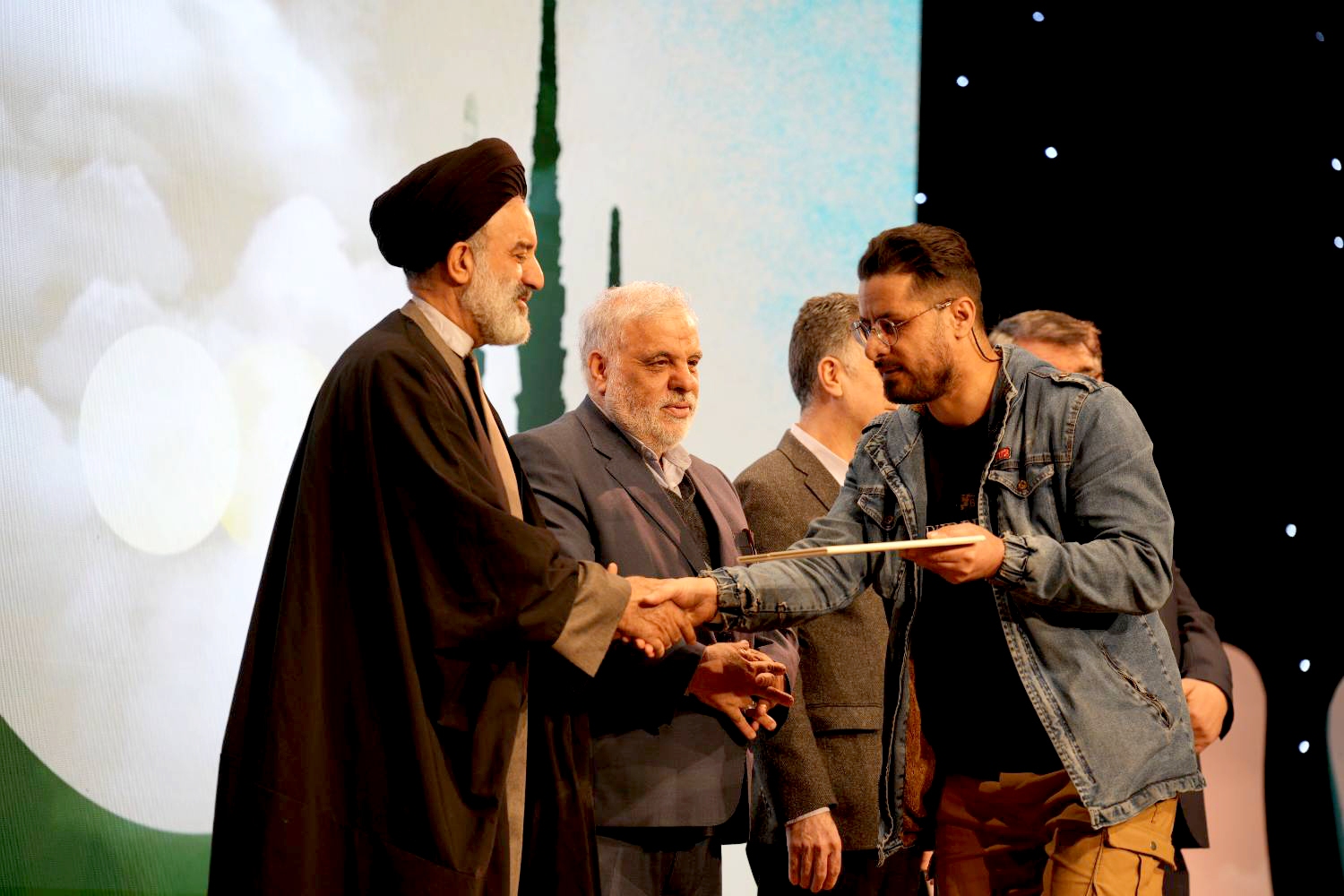 زبان هنر و رسانه برای پیوند فکری نسل جدید با دستاوردهای انقلاب زبان هنر و رسانه برای پیوند فکری نسل جدید با دستاوردهای انقلاب