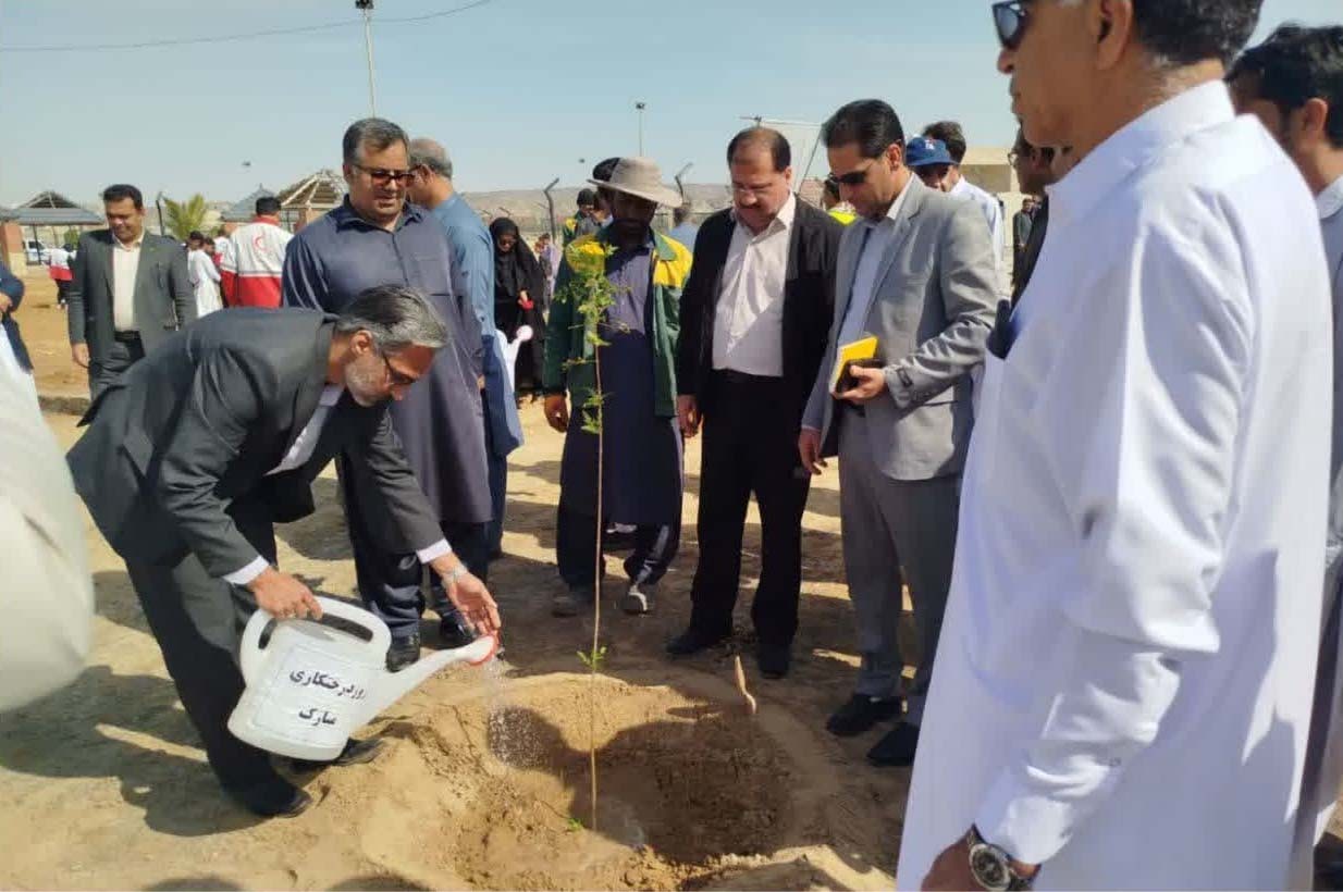 مراسم روز درختکاری و کاشت ۴۲ درخت به یاد شهدا مراسم روز درختکاری و کاشت ۴۲ درخت به یاد شهدا