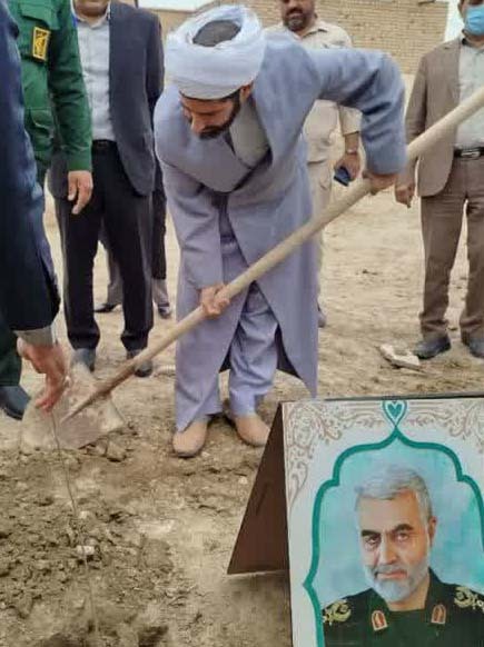 هر نهال یادمان یک شهید هر نهال یادمان یک شهید