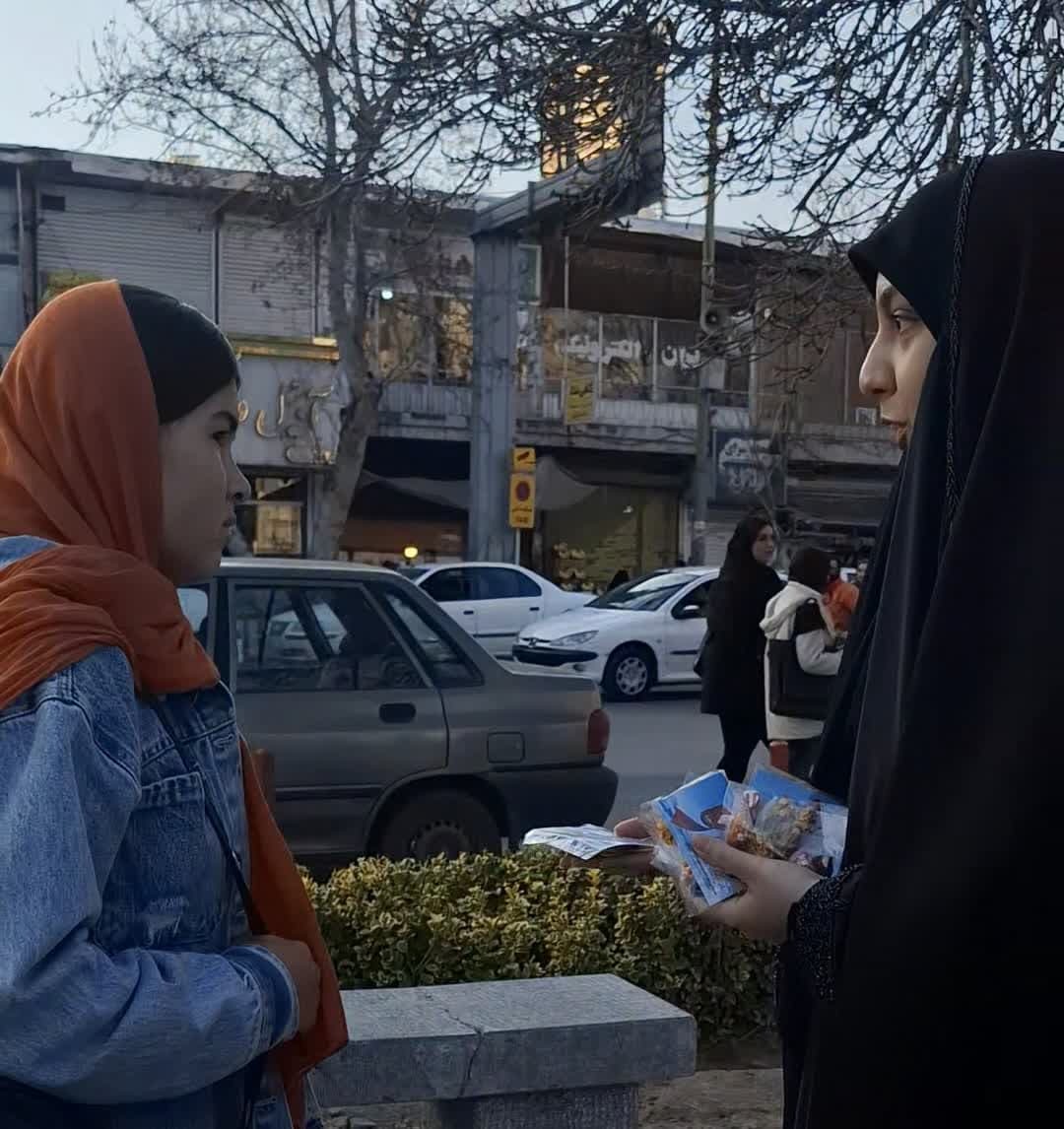 3000 بسته شکلات به یاد 3000 شهید استان قزوین بین مردم توزیع شد