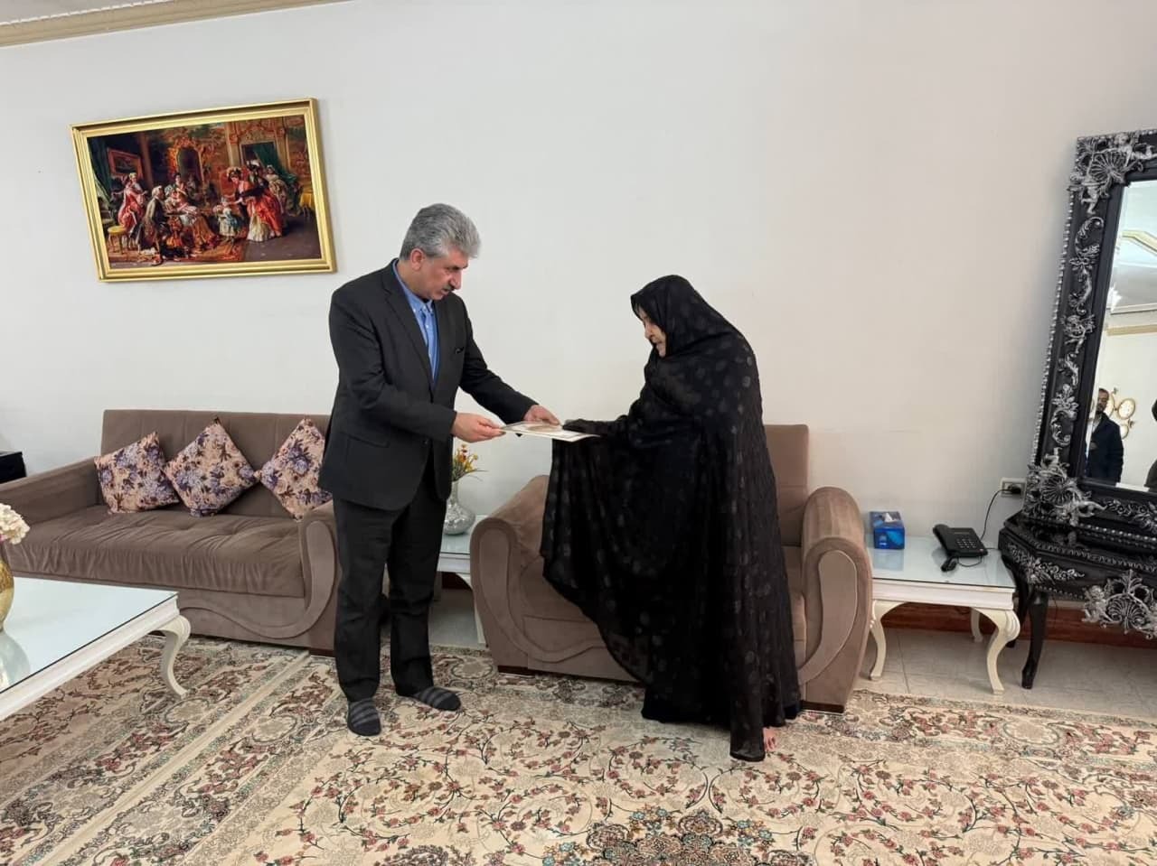 دیدار مسئولان مهاباد با خانواده چند شهید معظم دیدار مسئولان مهاباد با خانواده چند شهید معظم