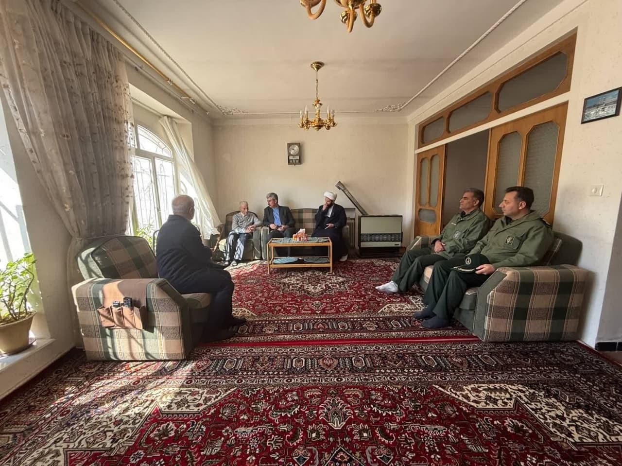 دیدار مسئولان مهاباد با خانواده چند شهید معظم دیدار مسئولان مهاباد با خانواده چند شهید معظم