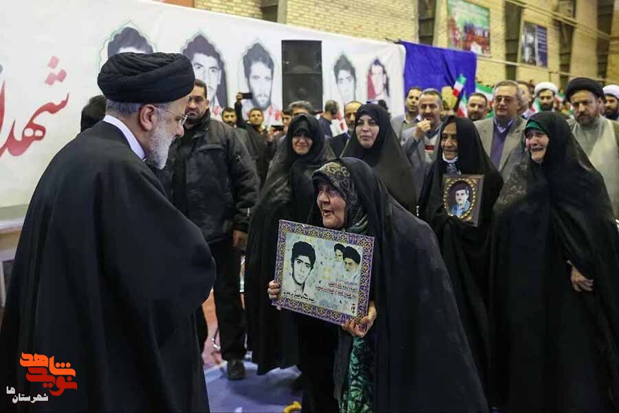 آخرین تصویر رئیس جمهور شهید با مادر شهید «سیدابوالفضل دریاباری»