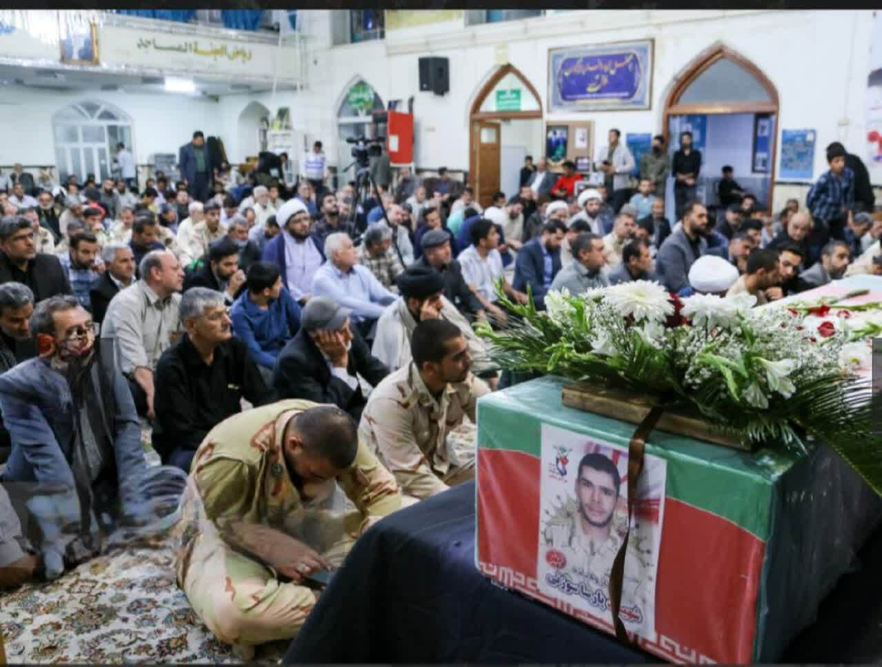 وداع مردم با شهید« پارسا سوزنی» وداع مردم با شهید« پارسا سوزنی»