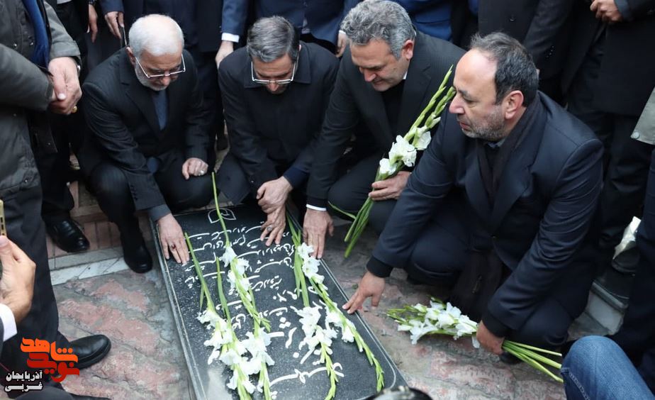 وزیر کشور به مقام شامخ شهدای ارومیه در گلزار شهیدان باغ رضوان ادای احترام کرد وزیر کشور به مقام شامخ شهدای ارومیه در گلزار شهیدان باغ رضوان ادای احترام کرد