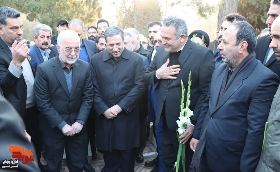 وزیر کشور به مقام شامخ شهدای ارومیه در گلزار شهیدان باغ رضوان ادای احترام کرد وزیر کشور به مقام شامخ شهدای ارومیه در گلزار شهیدان باغ رضوان ادای احترام کرد