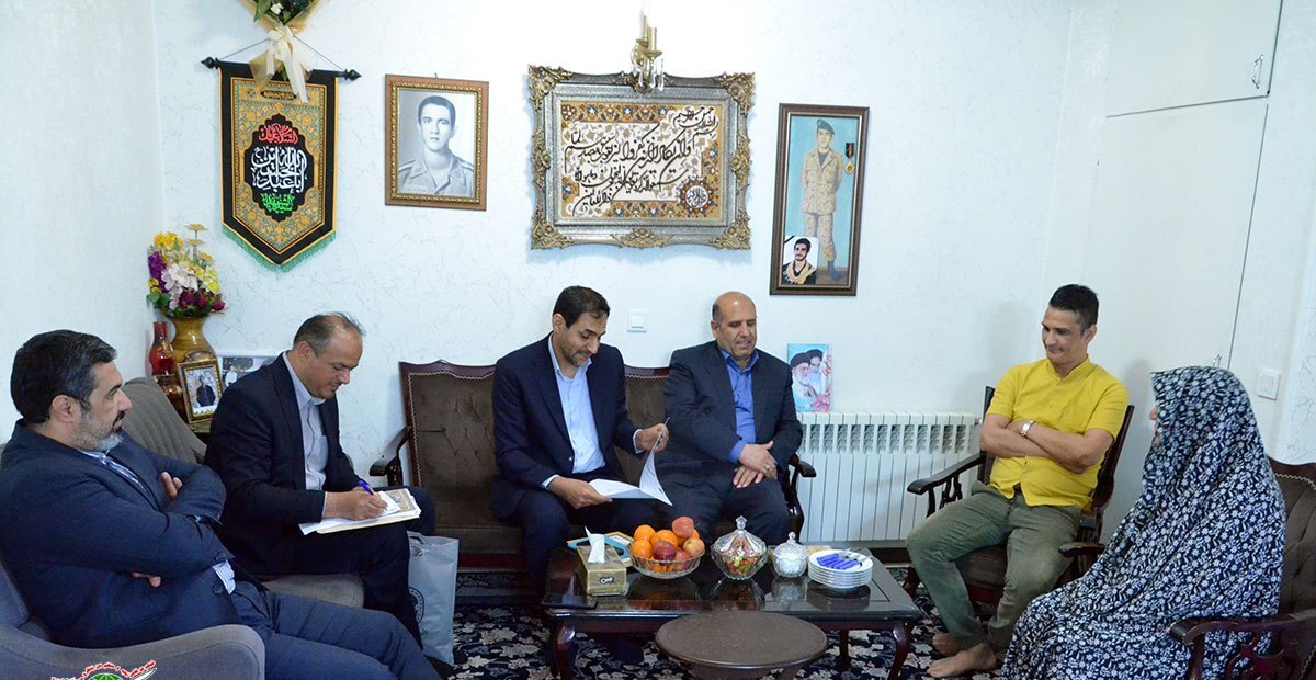 دیدار مدیرکل بنیاد شهید تهران بزرگ باخانواده شهدای ارتش