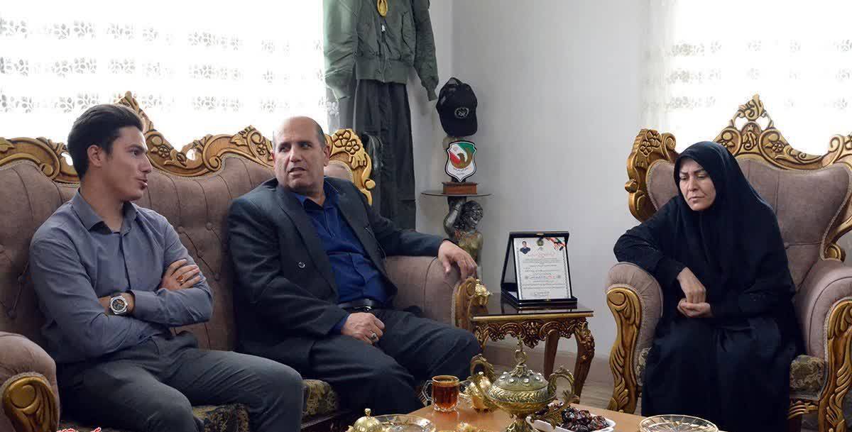 دیدار مدیرکل بنیاد شهید تهران با خانواده شهدای خدمت