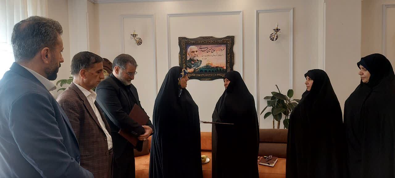 دیدار معاون تعاون و اموراجتماعی بنیاد شهید و امورایثارگران با همسر شهید مدافع حرم «حسین همدانی» و مادر «شهیدان شکاری»