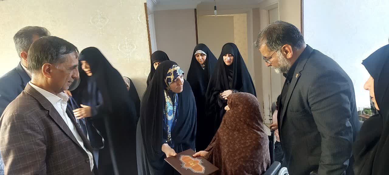 دیدار معاون تعاون و اموراجتماعی بنیاد شهید و امورایثارگران با همسر شهید مدافع حرم «حسین همدانی» و مادر «شهیدان شکاری»