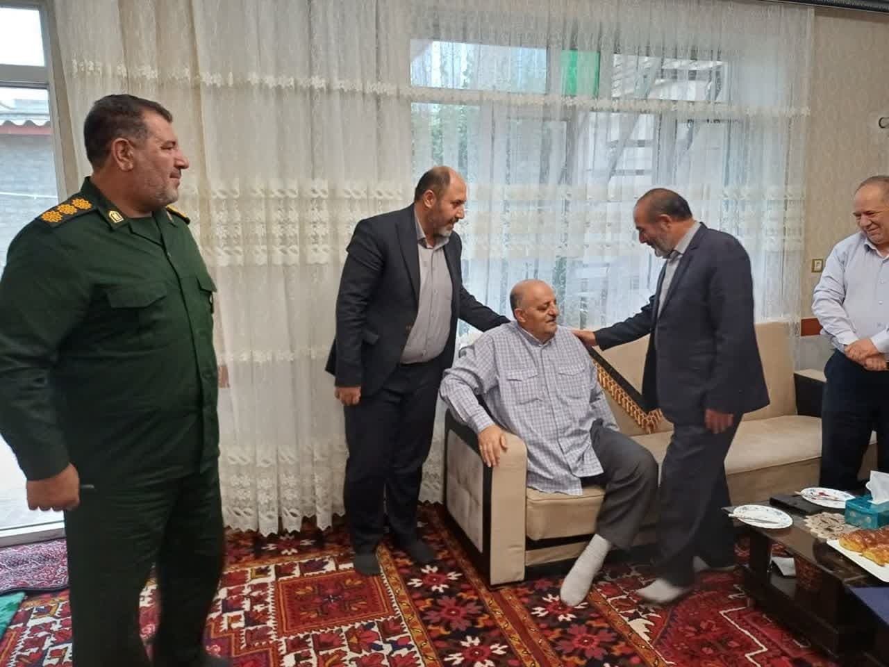 دیدار مسئولین سلماس با خانواده  جانبازان محسن جعفری و محمدحسین محمودی