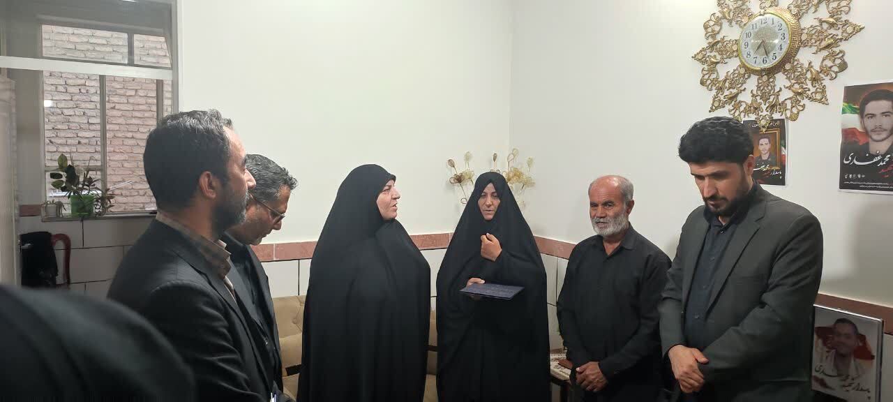 دیدار معاون تعاون و امور اجتماعی بنیاد شهید با خانواده شهید محمد غفاری 